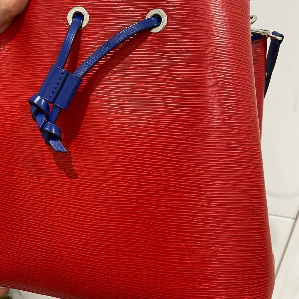 LOUIS VUITTON 2018 Epi NéoNoé MM Est. Retail $2,390.00 - Picture 5 of 11